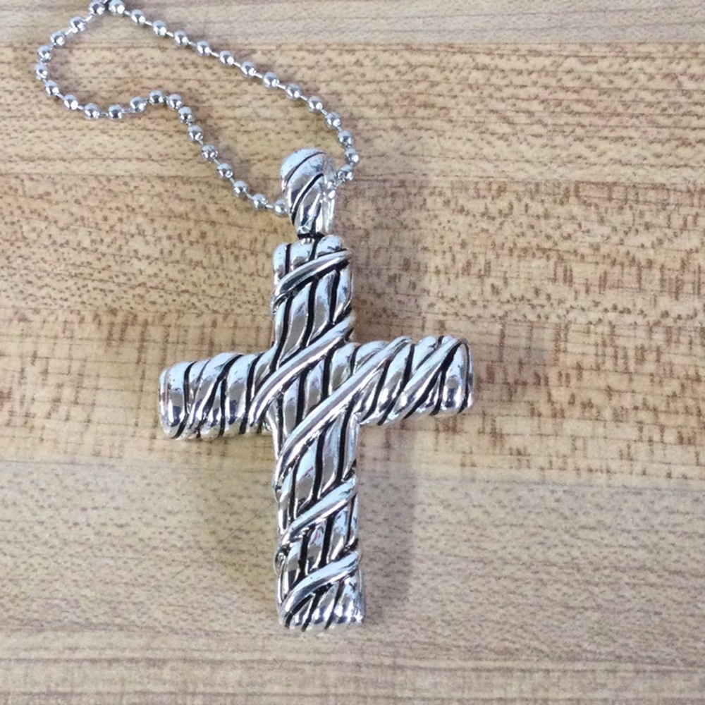 New Cross necklace - Picture 3 of 9
